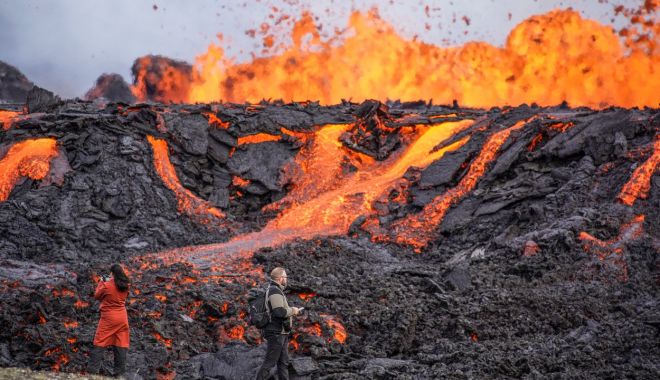 Un vulcan situat în apropierea capitalei Islandei a intrat în erupţie - vulcan-islanda-1689077541.jpg