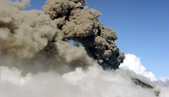 Panică  în Costa Rica după erupția unui vulcan. Capitala,  sub fum - vulcancostarica-1463920687.jpg