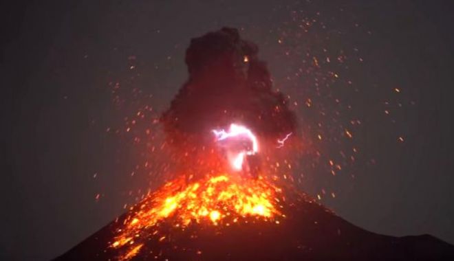 Fenomen extrem de rar! Un vulcan și-a creat propriul fulger în timpul erupției - vulcanfulger-1540899431.jpg