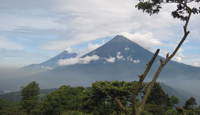 Vulcanul Fuego din Guatemala a intrat în erupţie - vulcanguatemala-1670775091.jpg