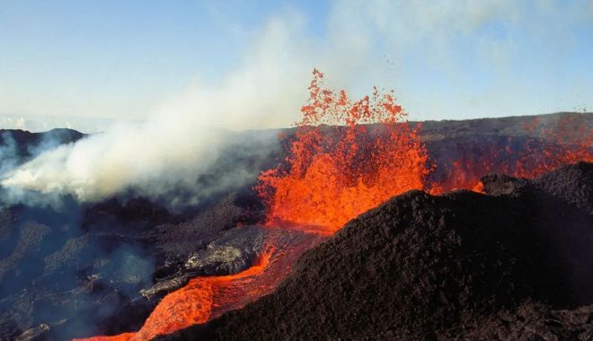Numeroşi curioşi admiră spectacolul lavei la vulcanul Mauna Loa din Hawaii - vulcanhawaii-1670171507.jpg
