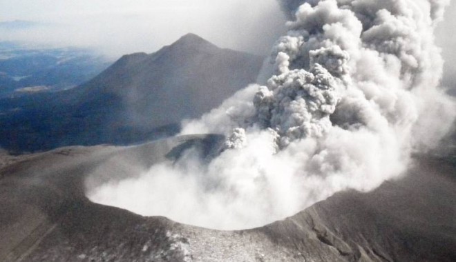 Imagini apocaliptice! Un mort și 30 de răniți, după ce un vulcan din Japonia a intrat în erupție - vulcanshinmoedakejaponiaepa406d5-1411836182.jpg