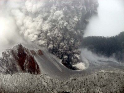 Vulcanul Rokatenda din Indonezia a erupt: Cinci persoane au murit - vulcanulchaiten-1376140576.jpg