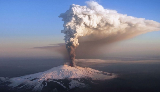Zeci de turiști și jurnaliști răniți în urma erupției vulcanului Etna - vulcanuletna-1489683110.jpg