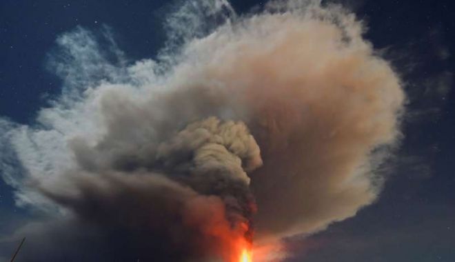 VIDEO. Imaginile zilei. Vulcanul Etna a iluminat cerul nocturn printr-o erupţie spectaculoasă - vulcanuletna11febr-1644577266.jpg