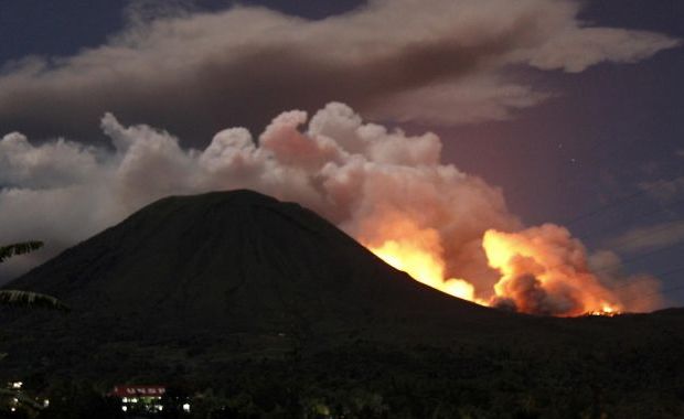 Indonezia: Erupție spectaculoasă a vulcanului Lokon - vulcanullokon-1310899125.jpg