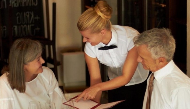 Se caută lucrători hotelieri! - waiterservingcustomers650x435-1487846196.jpg