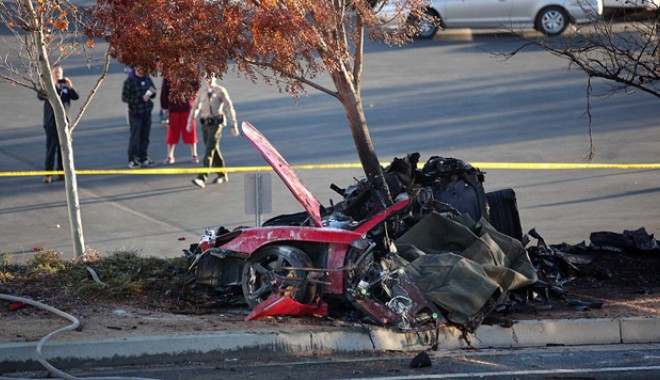 Bărbat arestat după ce a furat din mașina în care a murit actorul Paul Walker - walkercrash1-1386409143.jpg