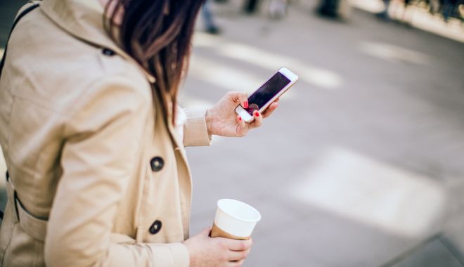 AICI S-A AJUNS! Piste speciale pentru pietonii care merg cu ochii în telefon - walkingtextingwide349329731c1a9f-1569307823.jpg