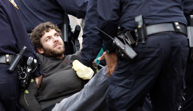 Protestatarii anti-Wall Street, evacuați  de polițiștii new-yorkezi - wallstreet-1321370148.jpg