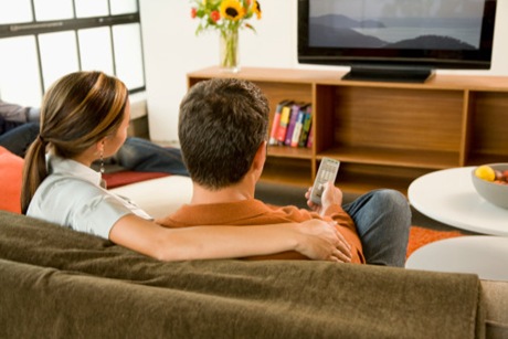 Privitul la televizor, sportul de bază al românilor - watchingtv-1321035929.jpg