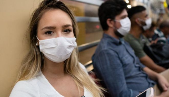 Unde au fost înregistrate cele mai multe cazuri de COVID - wearingmasksonatrain1-1601118043.jpg