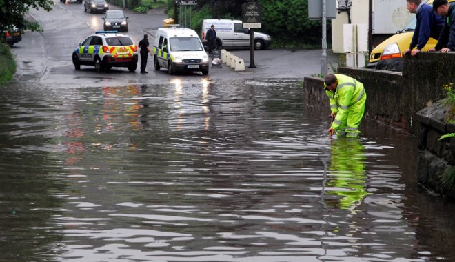 Sute de mii de case din Marea Britanie și Irlanda au rămas fără electricitate din cauza intemperiilor - weatherroadworkw2269379k-1392285917.jpg