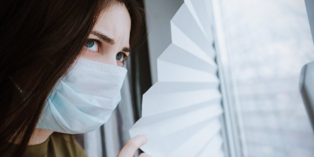 Carantină obligatorie pentru toți cei care vin din Austria, Olanda sau SUA - web3quarantinewomanwindowmaskshu-1585838344.jpg