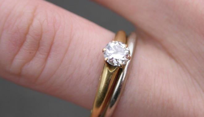Incredibil! O britanică s-a măritat cu ...ea însăși - weddingandengagementrings2151px-1412769068.jpg