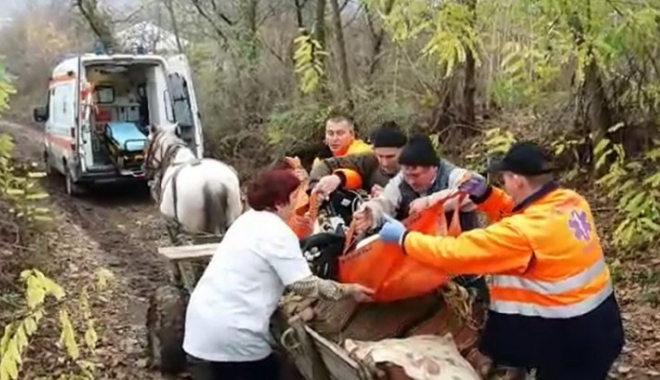 Imagini scandaloase surprinse în România! Pacient dus cu căruța la ambulanță, din cauza drumului - wedgtrhyjukilok53334900-1510352671.jpg