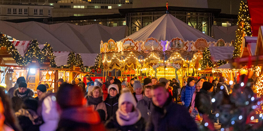 Circa 200.000 de turişti români vor vizita târgurile de Crăciun din Germania - weihnachtsmarktamrotenrathaus07-1765026990.jpg