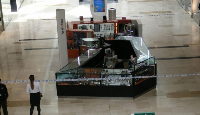 Bărbat înjunghiat într-un centru comercial din Londra. Poliția a închis parțial zona - westfieldstabbing-1470411924.jpg