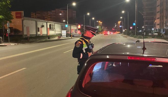 Prinși că întrețineau raporturi sexuale în autoturism
