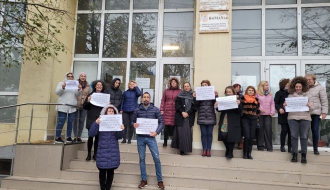 Protest la Agenția Județeană pentru Ocuparea Forței de Muncă Constanța, în fața sediului