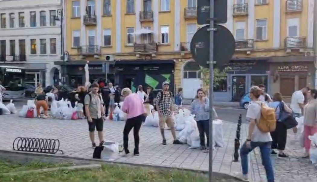 Cozi la Constanţa, la predarea sacilor cu buletine de vot! Organizarea a lăsat de dorit