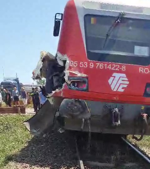 ACCIDENT FEROVIAR LA CONSTANŢA! Tren cu zeci de călători, în coliziune cu un camion plin cu piatră