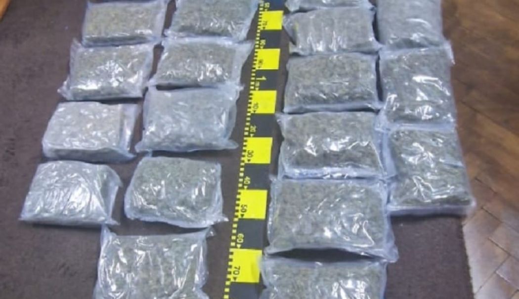 Arestat pentru că a adus în țară, prin curier, 10 kilograme de canabis, pentru a le vinde la festivaluri sau la alte evenimente