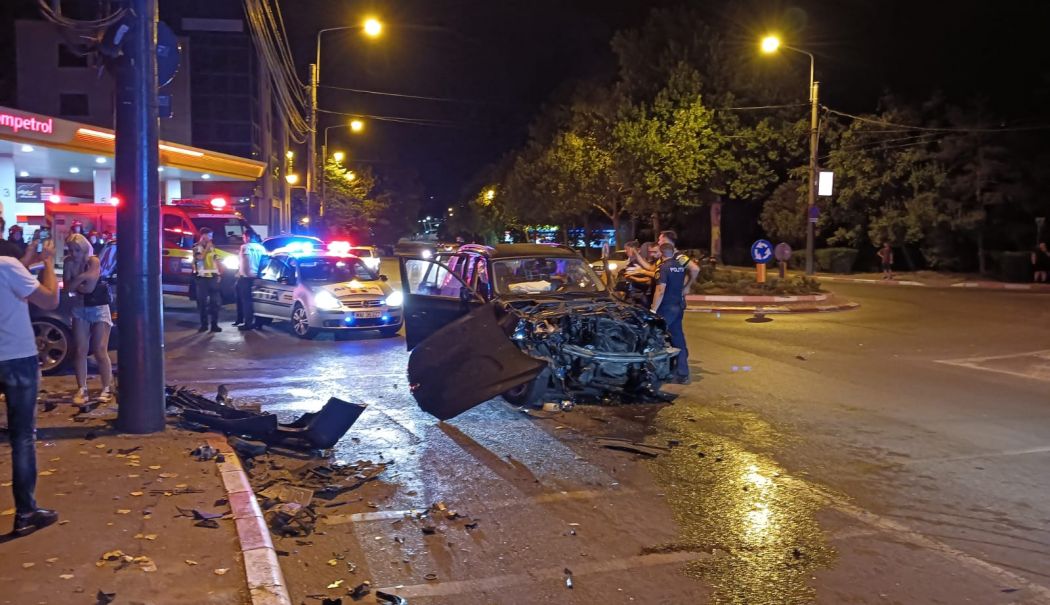 Bolizi de zeci de mii de euro făcuți praf în sensul giratoriu de pe Soveja. Victime nevinovate ajunse la spital