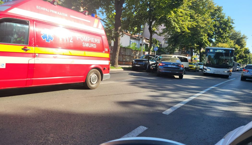 Două mașini s-au tamponat pe Bulevardul Ferdinand! Traficul este îngreunat, salvatorii sunt la fața locului