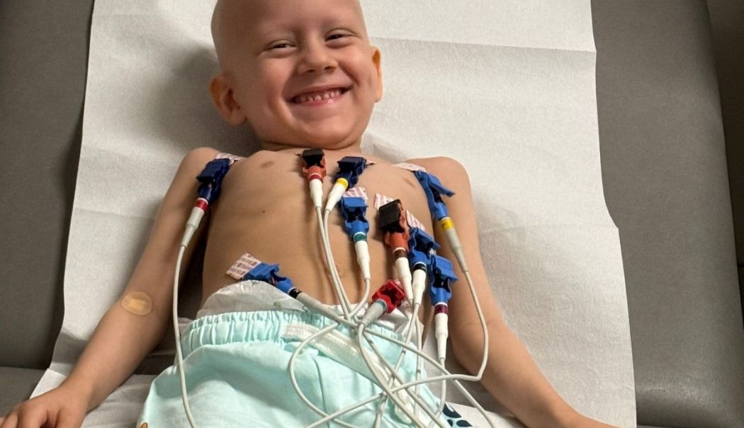 Un băiețel de doar patru ani are nevoie disperată de ajutor pentru a învinge cancerul