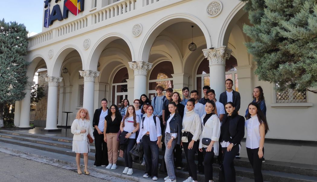 Experiență practică memorabilă pentru elevi ai Liceului „Virgil Madgearu” - whatsapp-image-20241009-at-14405-1728478131.jpeg