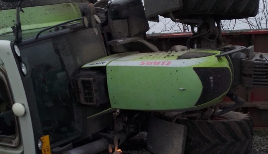 Tractor răsturnat pe DN22, la graniță cu Tulcea. Două persoane au fost rănite - whatsapp-image-20241229-at-13045-1735470744.jpg
