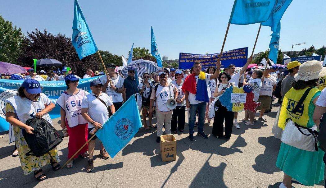 Cadre didactice constănțene prezente la protestul de la București, din fața Parlamentului