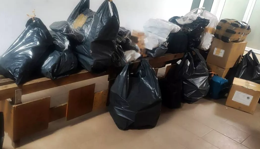 Lovitură la graniță. Peste 1.000 de parfumuri și haine „de firmă”, descoperite de polițiști - whatsapp-image-20260206-at-11272-1770371171.webp