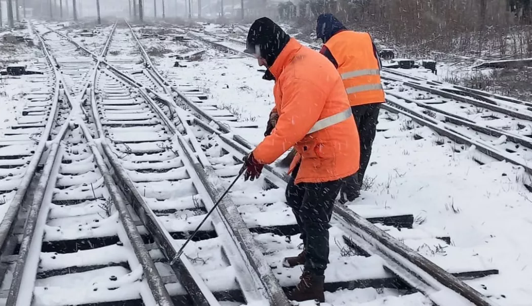 Trenuri suspendate. Circulația pe calea ferată, cu restricții de viteză