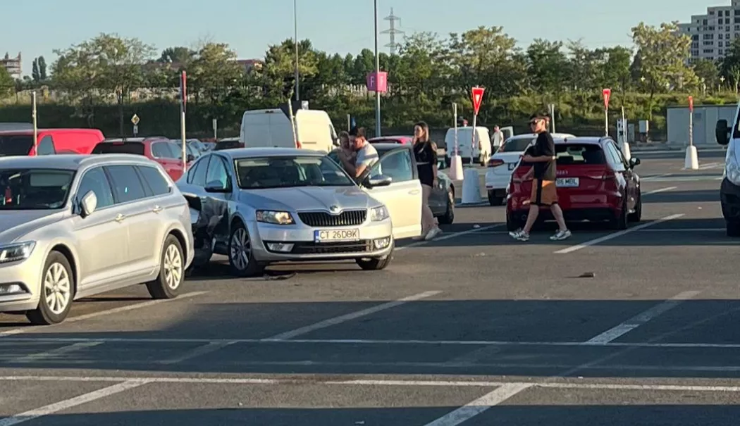 Accident în parcarea unui centru comercial din Constanța. Un autoturism a fost grav avariat - whatsapp-image-20260527-at-74915-1779901414.webp