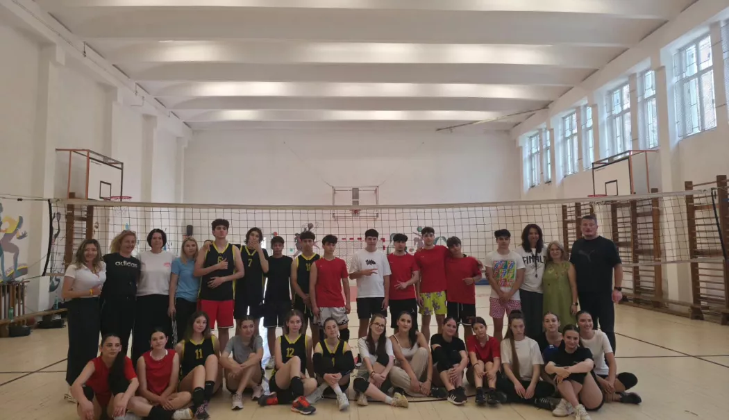 Foto - „VIP – Volei, Inițiativă și Pasiune” a adus împreună elevi din trei licee constănțene la Colegiul Național de Arte „Regina Maria”