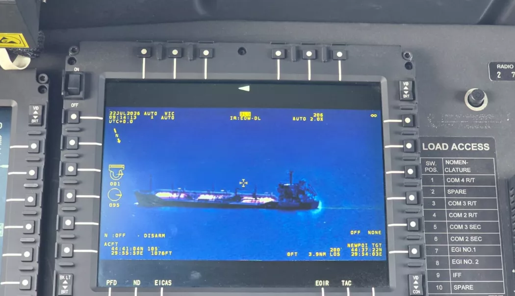 Nava incendiată în Marea Neagră, verificată din elicopter. Accesul la bord, blocat de temperaturile ridicate
