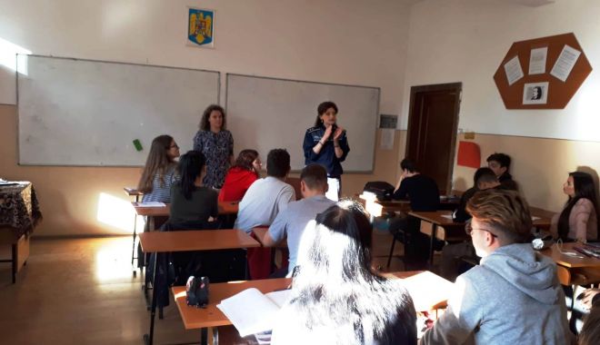 Elevii din Constanța, față în față cu polițiștii - whatsappimage20181015at122137pm-1539598792.jpg