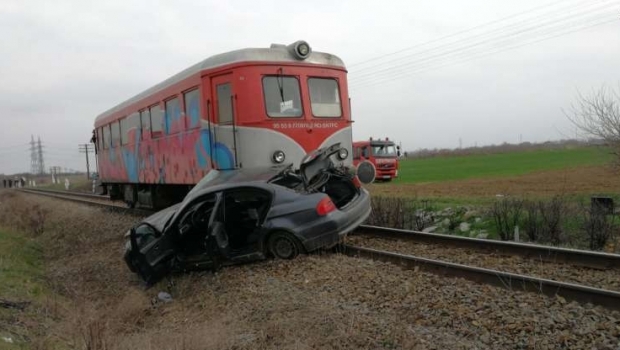 Autoturism lovit de tren! Șoferul mașinii a murit pe loc - whatsappimage20190320at100541388-1553073601.jpg