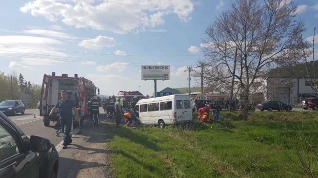 Accident rutier! S-au ciocnit două microbuze pline cu copii - whatsappimage20190420at164318443-1563536232.jpg