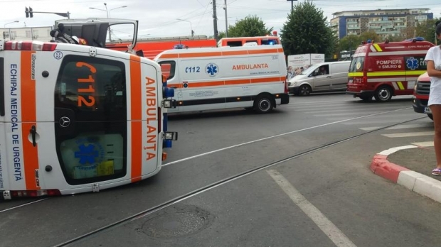 O ambulanță care transporta un pacient s-a răsturnat, după ce a fost lovită de un autoturism - whatsappimage20190918at121412007-1568803567.jpg