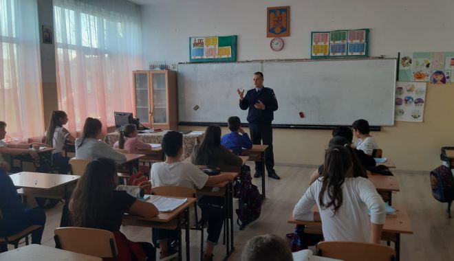 Elevii din Constanța, față în față cu jandarmii. Ce sfaturi au primit - whatsappimage20191112at1502151-1573631796.jpg