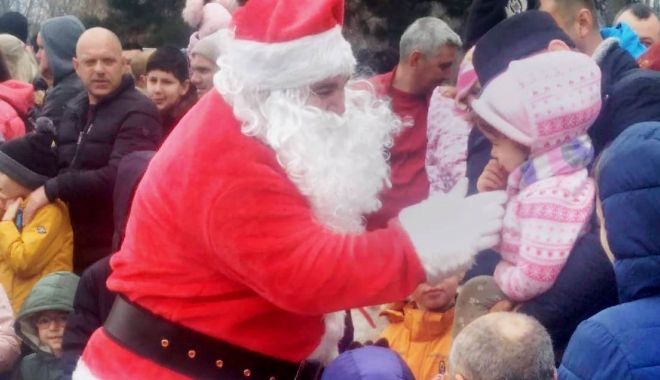 Copiii jandarmilor constănțeni au fost cuminți! Moș Crăciun i-a vizitat! - whatsappimage20191220at111054-1576840324.jpg