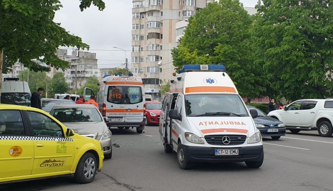 GALERIE FOTO / ACCIDENT RUTIER între o AMBULANȚĂ și un TAXI, în cartierul TOMIS III - whatsappimage20210513at005418-1620896188.jpg