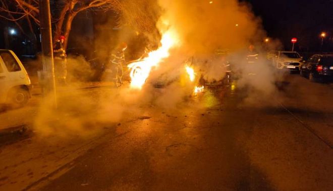 Răzbunare ca în filme! Mașinile unui proprietar, incendiate în parcare