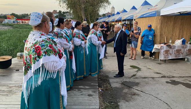 Ministrul PETRE DAEA și-a pus șorț și-a amestecat borșul. Vizită neașteptată la Festivalul de la Jurilovca - whatsappimage20220828at112858-1661677023.jpeg