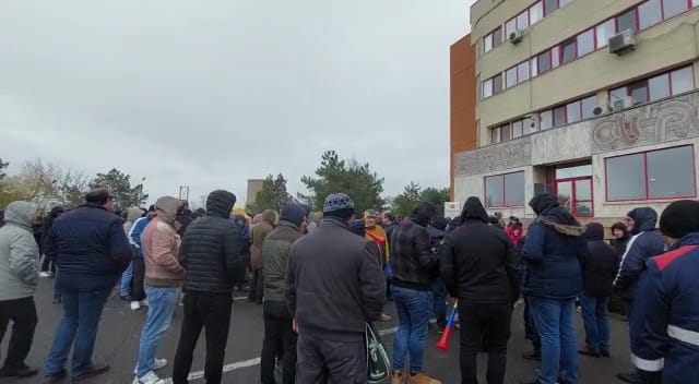 Angajații Petromidia protestează în fața clădirii administrative - whatsappimage20221206at085857-1769758960.webp