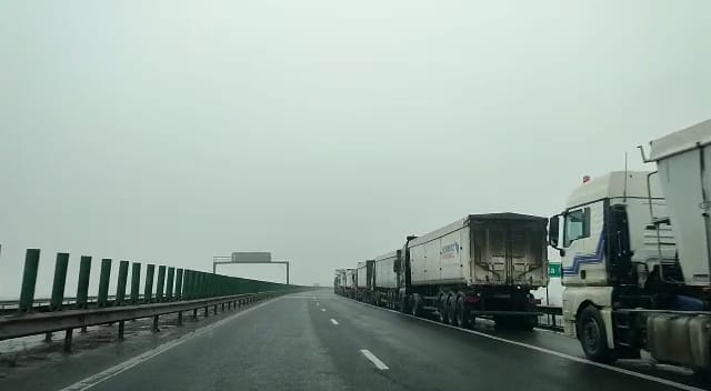 Coadă de TIR-uri pe A4 care se îndreaptă spre Portul Constanța. Majoritatea staționează pe banda de urgență - whatsappimage20230131at184855-1690388664.jpeg
