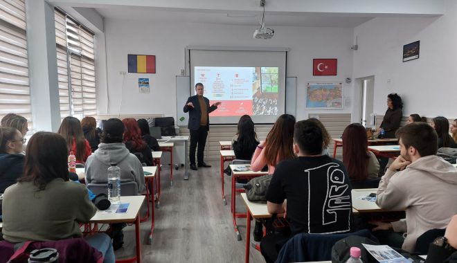 Elevii călinescieni au aflat cum pot studia în Franța, cu bursă, direct de la sursă - whatsappimage20230228at131144-1677597471.jpeg